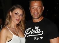 Βαλεντίνη Παπαδάκη: Η εντυπωσιακή σύζυγος του Κώστα Σόμμερ τον συνόδευσε χωρίς σουτιέν