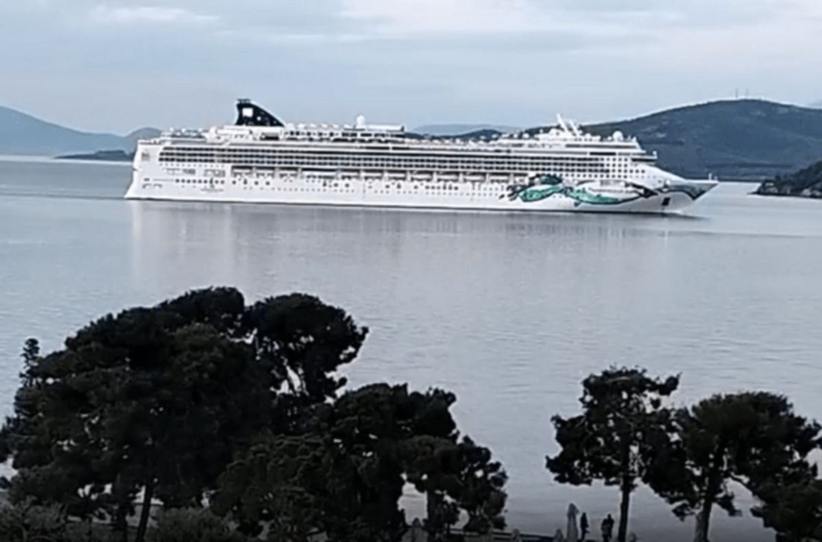 Κρουαζιέρα: Έδεσε στο λιμάνι του Βόλου το γιγάντιο κρουαζιερόπλοιο «Norwegian Jade» με χιλιάδες τουρίστες