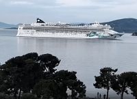 Κρουαζιέρα: Έδεσε στο λιμάνι του Βόλου το γιγάντιο κρουαζιερόπλοιο «Norwegian Jade» με χιλιάδες τουρίστες