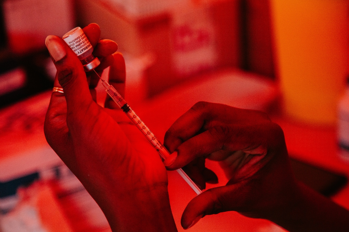 Επικεφαλής γιατρός Moderna: Εμβόλια mRNA για καρκίνους και καρδιαγγειακά νοσήματα έως το 2030