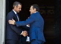 Εκατέρωθεν βολές με επίκεντρο τα… παραμύθια εξαπέλυσαν Μητσοτάκης και Τσίπρας