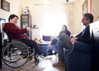Την παραολυμπιονίκη Άννα Ντέντα που εντάχθηκε στον «Προσωπικό Βοηθό» επισκέφθηκε ο Μητσοτάκης