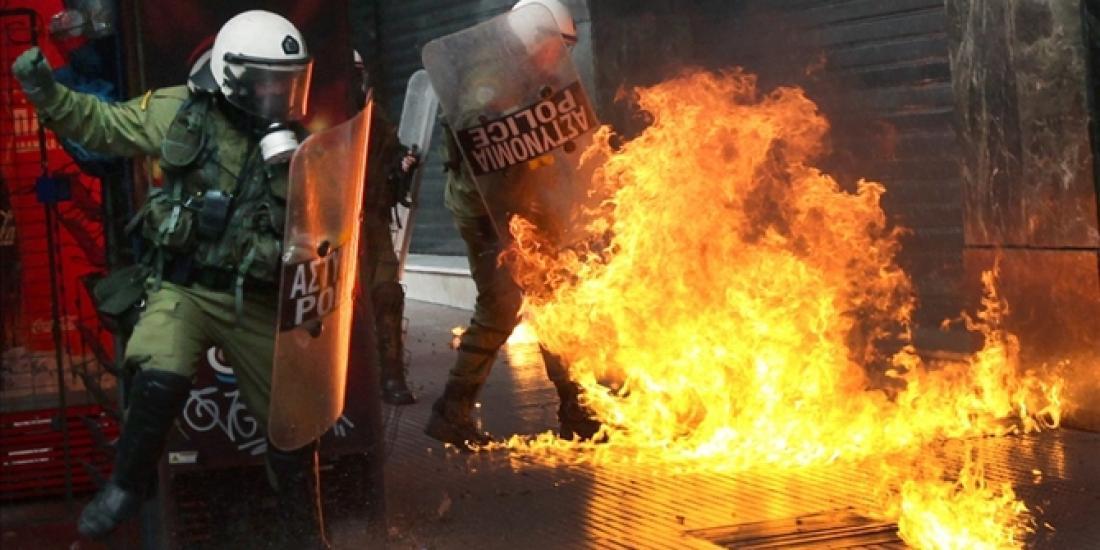 Εξάρχεια: Νύχτα τρόμου με Μολότοφ και πέτρες κατά των αστυνομικών