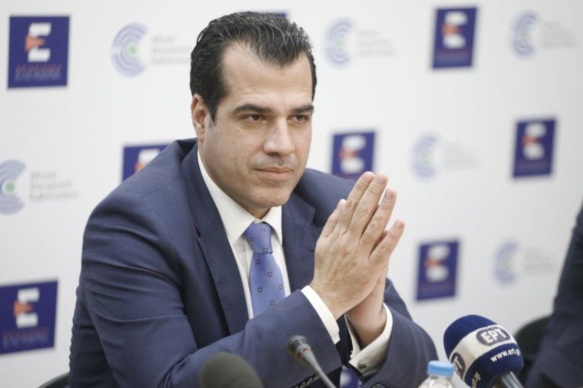 Πλεύρης: Τραυματίστηκε στο μάτι ο υπουργός Υγείας μετά την επίθεση που δέχθηκε