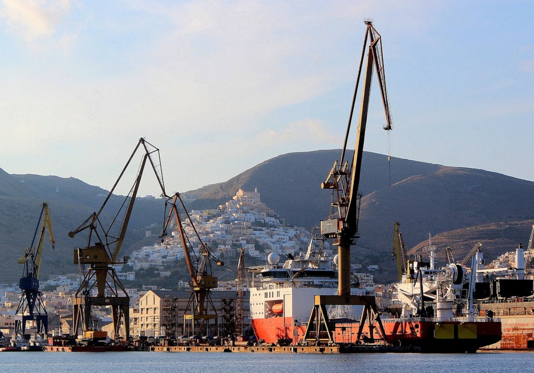 Σύρος: Συνεχίζονται οι έρευνες μετά από αναφορές για σορό παιδιού που επέπλεε στο λιμάνι της Ερμούπολης