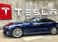 Tesla: Εγκαταλείπει τη μάχη με τη Mercedes για να τα βάλει με τη Ford