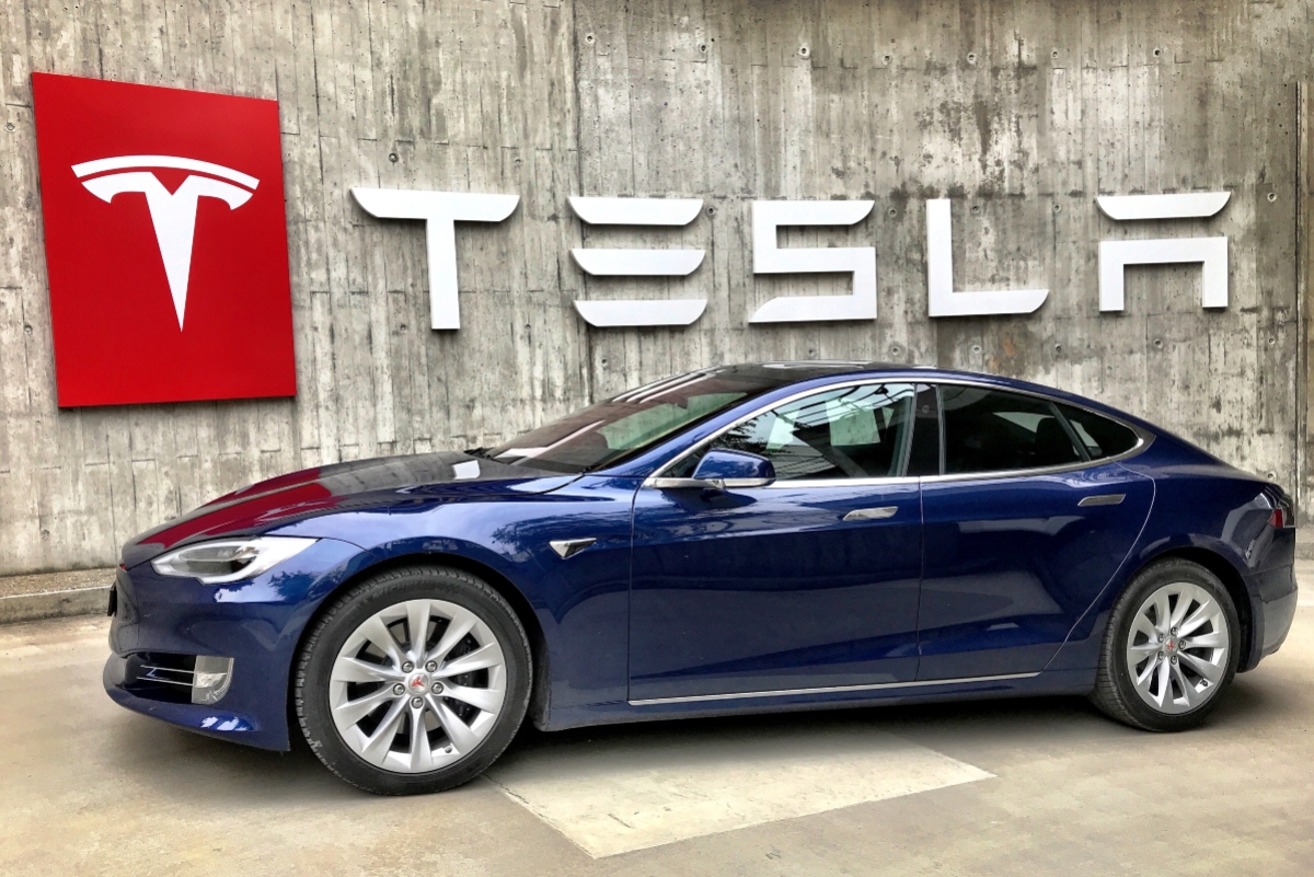 Tesla: Εγκαταλείπει τη μάχη με τη Mercedes για να τα βάλει με τη Ford