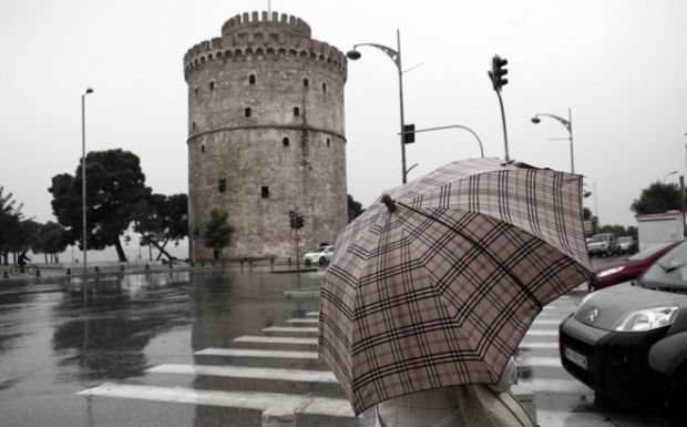 Κακοκαιρία «ILINA»: Πλημμυρισμένοι δρόμοι, πτώσεις δέντρων λόγω των ισχυρών ανέμων στη Θεσσαλονίκη