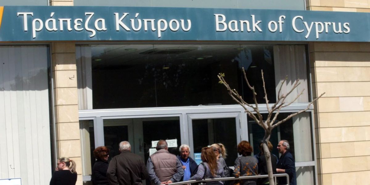 Forbes: Η μεγαλύτερη τράπεζα της Κύπρου κλείνει τους λογαριασμούς των Ρώσων πελατών της