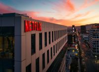 Netflix: Με… ψαλίδι σε τιμές και προσθήκη διαφημίσων θα κερδίσει νέους συνδρομητές;