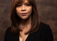 Rosie Perez: Η κακοποίηση από καλόγριες και η εκπροσώπηση των Λατίνων στο Hollywood
