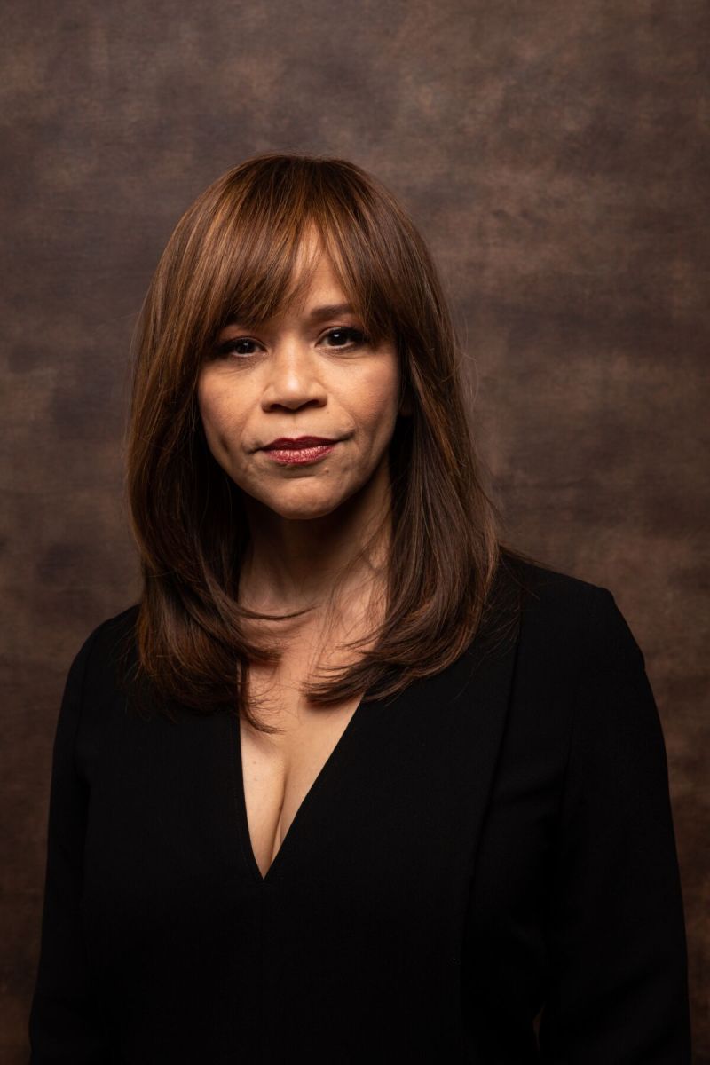 Rosie Perez: Η κακοποίηση από καλόγριες και η εκπροσώπηση των Λατίνων στο Hollywood
