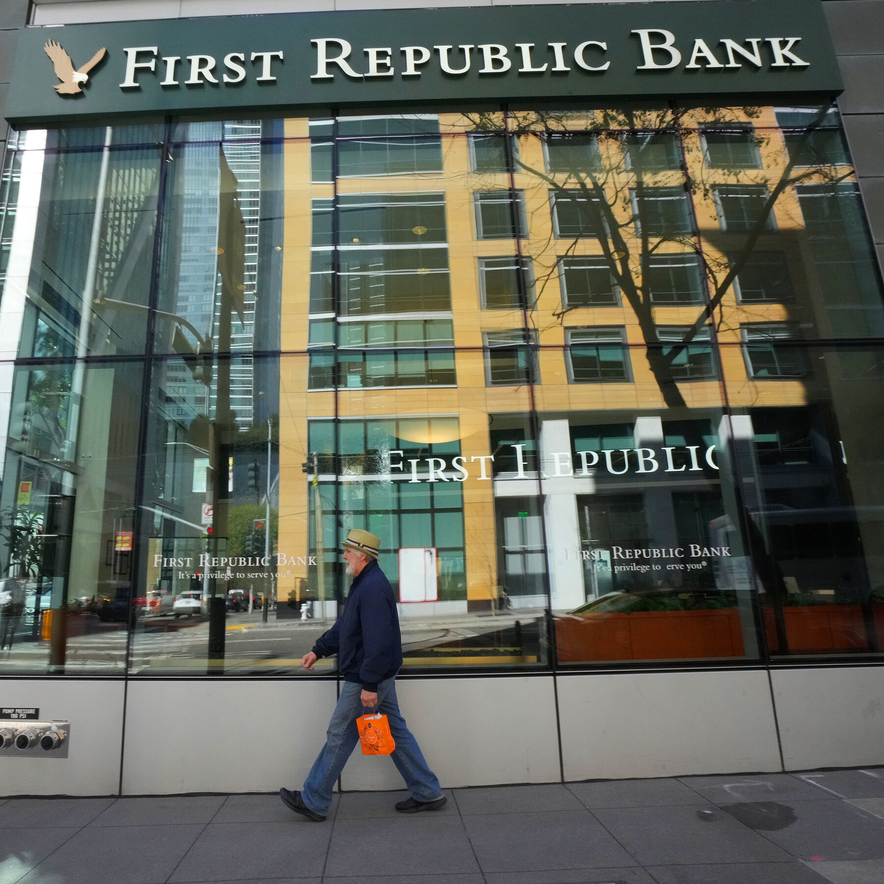 BBC: Πώς έφτασε στη χρεοκοπία η First Republic Bank;