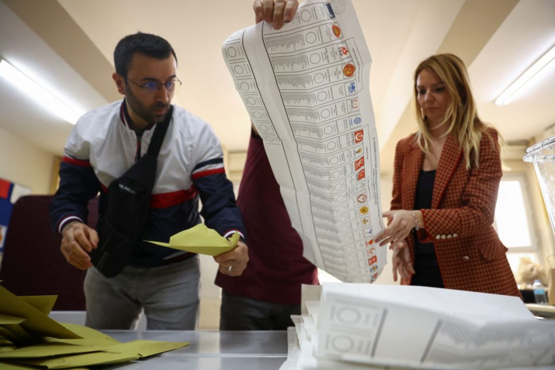 Τουρκία: Χιλιάδες εθελοντές στα εκλογικά τμήματα