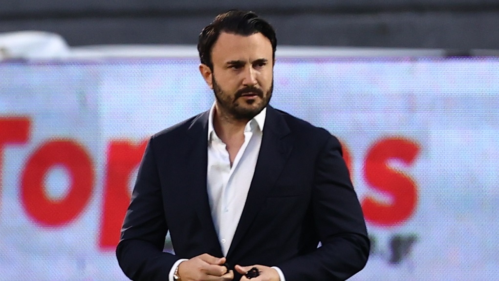 Άρης: Υβριστικά συνθήματα έξω από το σπίτι του Θεόδωρου Καρυπίδη στη Γλυφάδα