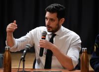 Επίθεση με χημικά στην προεκλογική ομιλία του Κυρανάκη – Η αντίδραση της ΝΔ