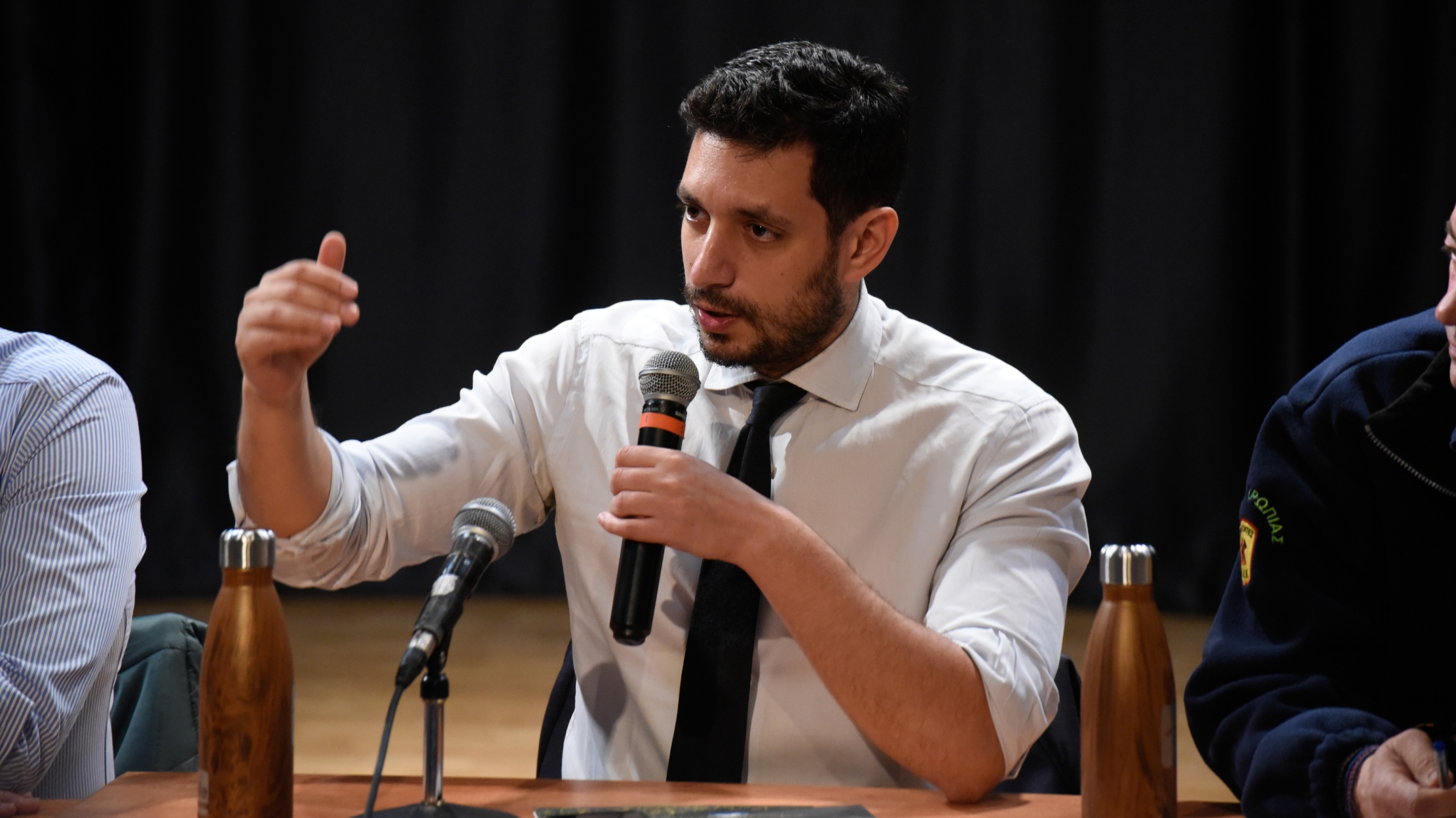 Επίθεση με χημικά στην προεκλογική ομιλία του Κυρανάκη – Η αντίδραση της ΝΔ