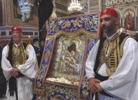 Άξιον Εστί: Ουρές έξω από τη Μητρόπολη από τα ξημερώματα για την ιερή εικόνα [pics,vid]