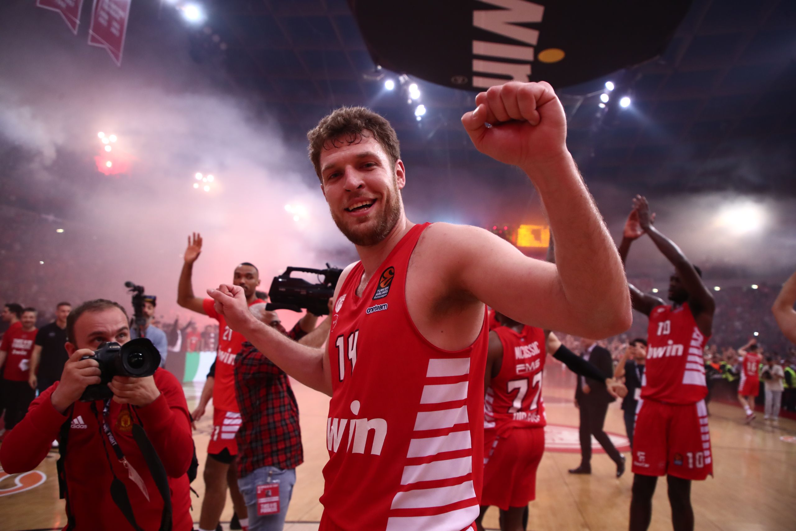 Βενζέκοφ: ”Εκτιμώ το ενδιαφέρον των Κινγκς, αλλά είμαι συγκεντρωμένος στους δύο τίτλους με τον Ολυμπιακό”