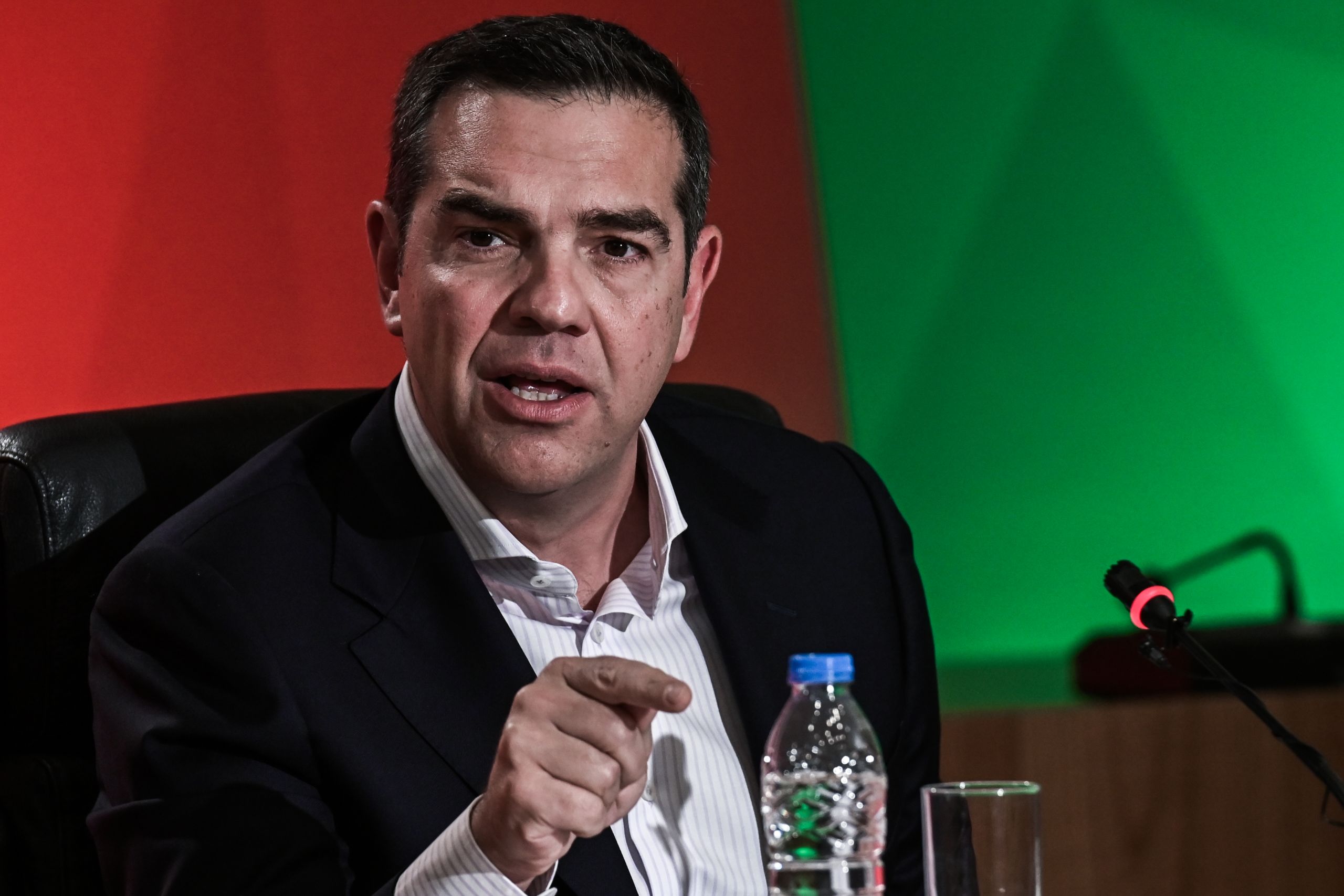 Τα προσωπεία πέφτουν: Κυβέρνηση ειδικού σκοπού σκέπτεται ο Α. Τσίπρας για επισυνδέσεις