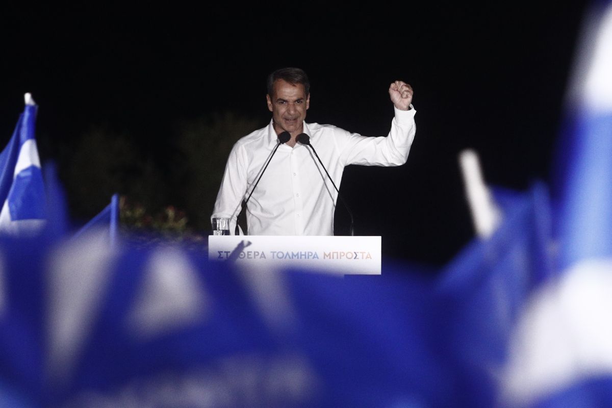 As of Sunday we will continue building a new Greece, PM Mitsotakis tells people at Thissio