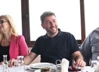Με τσικουδιά και μαντινάδες το γεύμα Ανδρουλάκη στους δημοσιογράφους