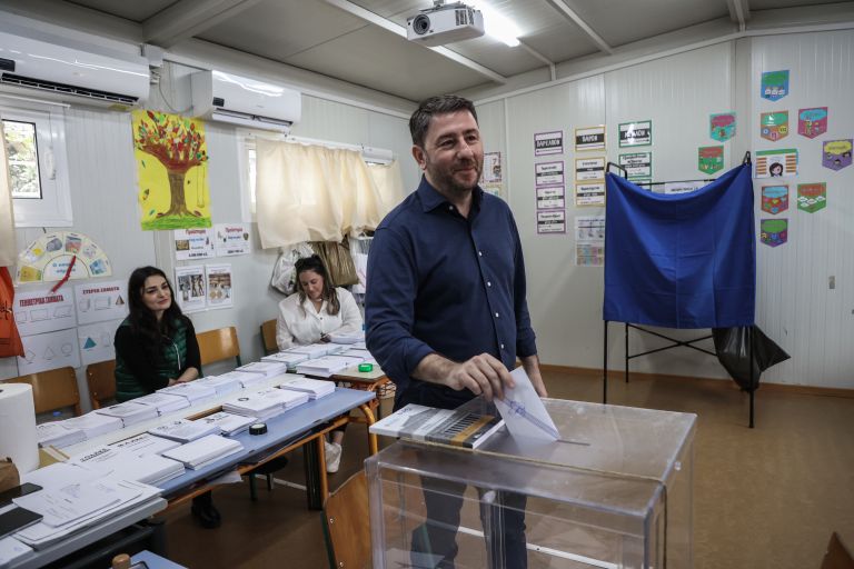 Εκλογές 2023: Ψήφισε ο Νίκος Ανδρουλάκης: «Καλώ τους πολίτες να γυρίσουν την πλάτη στην τοξικότητα»
