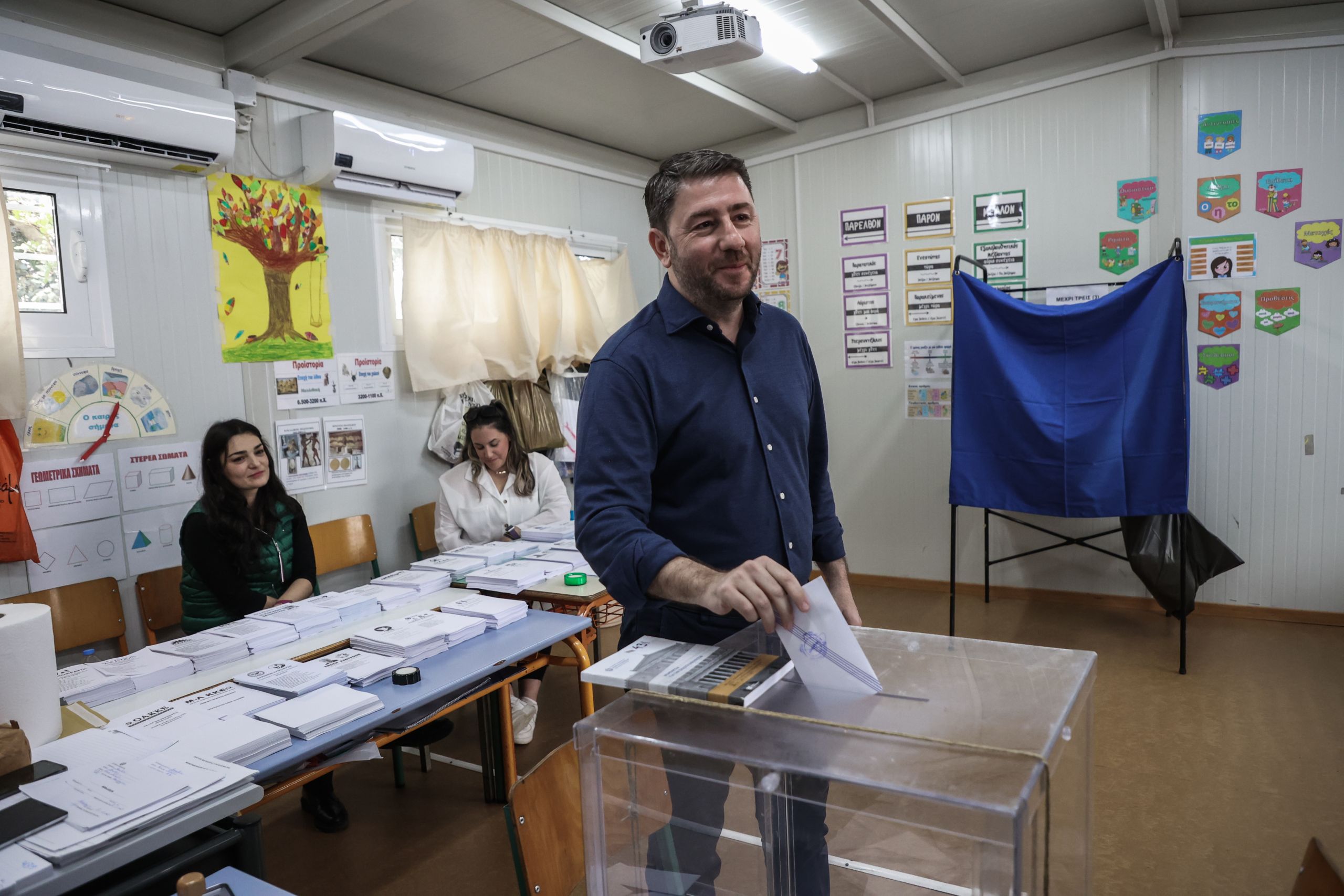 Εκλογές 2023: Ψήφισε ο Νίκος Ανδρουλάκης: «Καλώ τους πολίτες να γυρίσουν την πλάτη στην τοξικότητα»