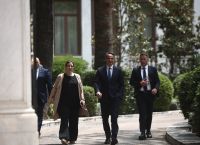 Bloomberg: Ο Μητσοτάκης ξέφυγε από την παγίδα που προσπάθησε να του βάλει η Αριστερά