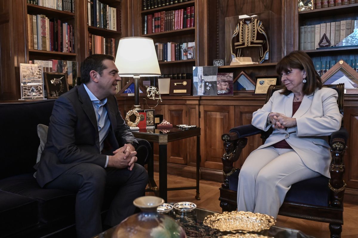 Στο Προεδρικό ο Τσίπρας: Επέστρεψε τη διερευνητική εντολή