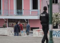 Δολοφονία στη Βαρβάκειο: Πέντε τραύματα στον λαιμό έφερε η άγνωστη γυναίκα