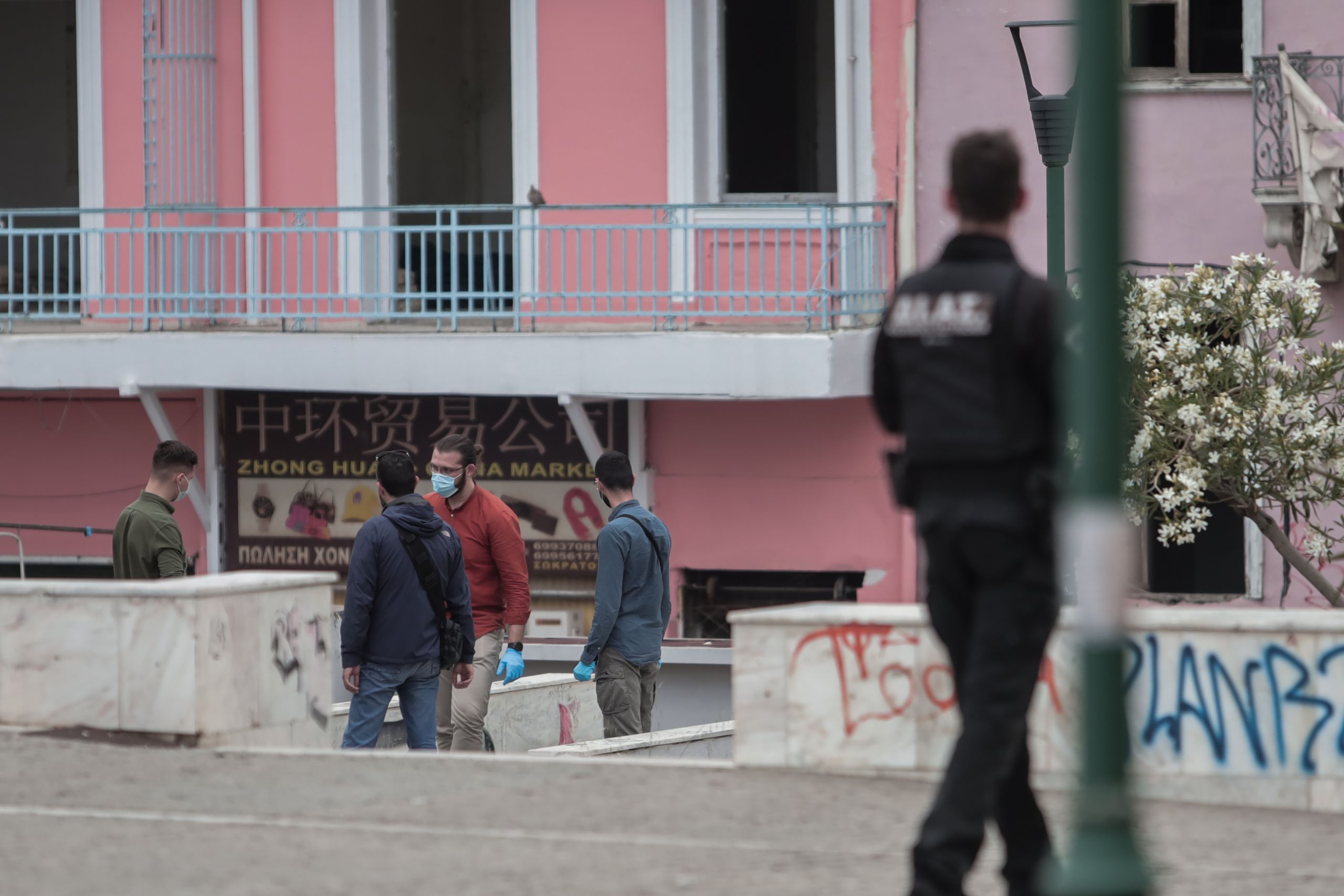 Δολοφονία στη Βαρβάκειο: Πέντε τραύματα στον λαιμό έφερε η άγνωστη γυναίκα