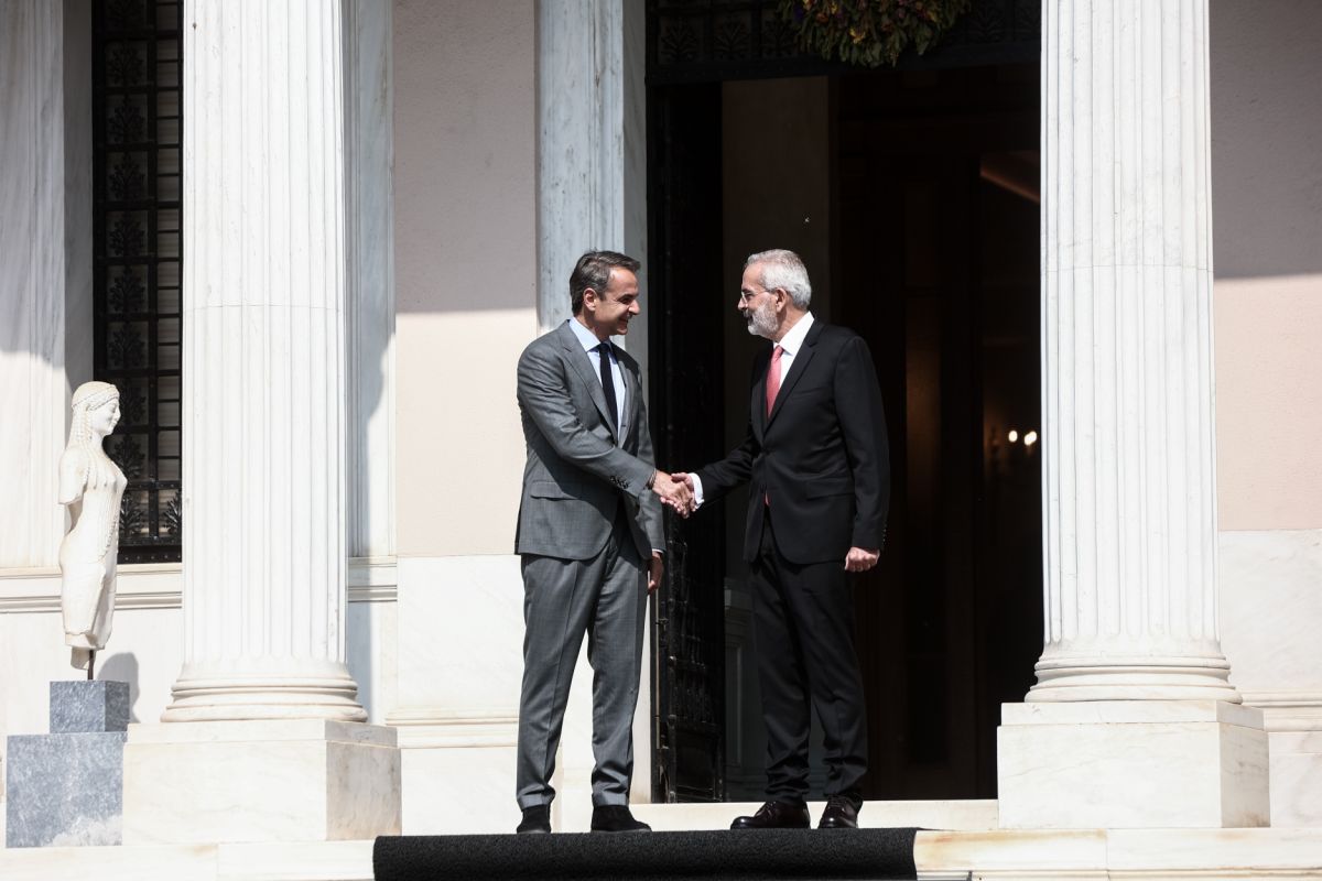 Μητσοτάκης – Σαρμάς: Έγινε η παράδοση – παραλαβή στο Μέγαρο Μαξίμου