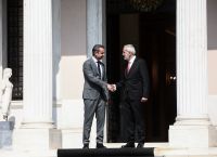 Μητσοτάκης – Σαρμάς: Έγινε η παράδοση – παραλαβή στο Μέγαρο Μαξίμου