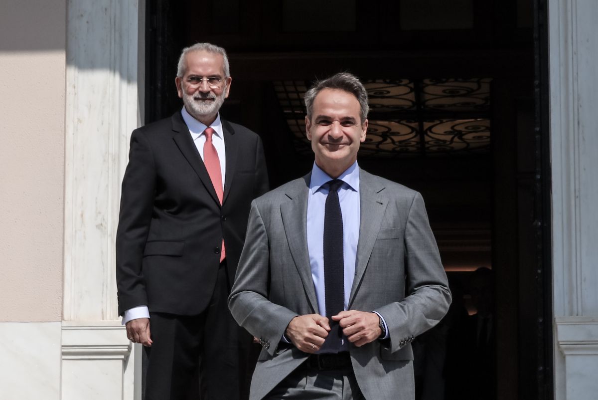 Mitsotakis hands over to caretaker PM Sarmas at Maximos Mansion