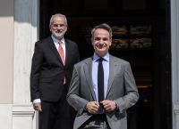 Mitsotakis hands over to caretaker PM Sarmas at Maximos Mansion