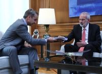 Μητσοτάκης: Τι γράφει η επιστολή που παρέδωσε μαζί με τον μπλε φάκελο