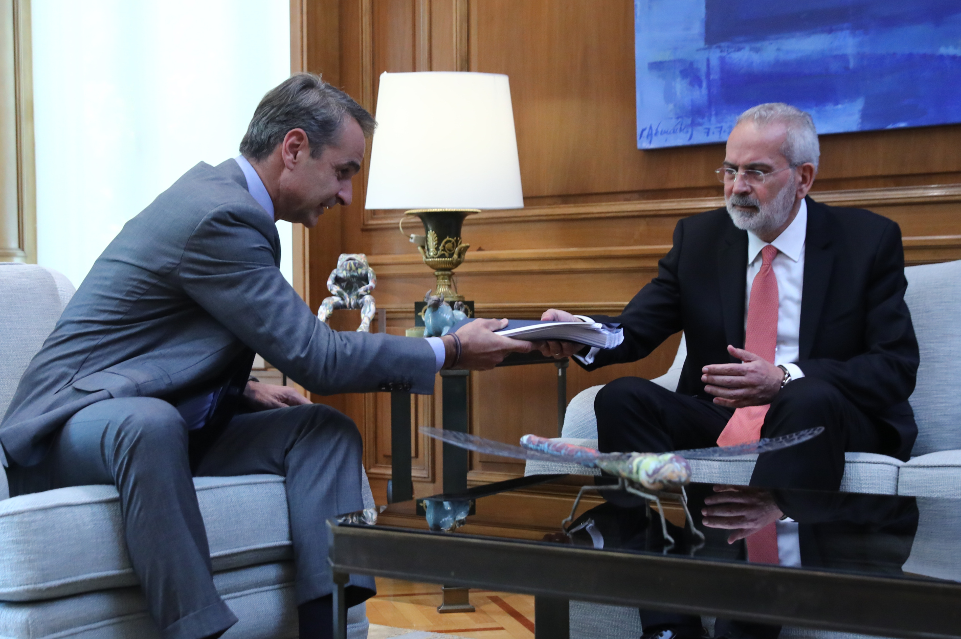 Μητσοτάκης: Τι γράφει η επιστολή που παρέδωσε μαζί με τον μπλε φάκελο