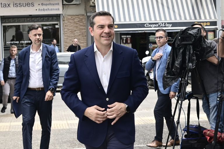 Ο Τσίπρας αλλάζει εκλογική επιτροπή «εν κινήσει»
