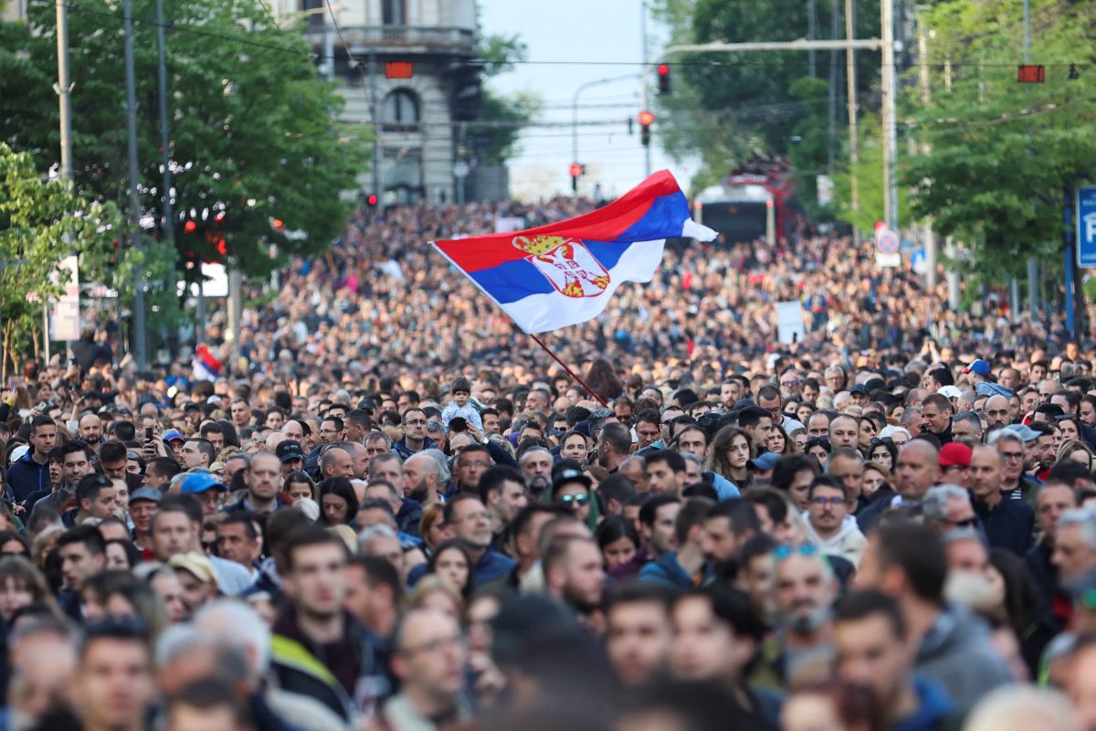 Δεκάδες χιλιάδες πολίτες βγήκαν στους δρόμους του Βελιγραδίου με το σύνθημα «Η Σερβία ενάντια στη βία»