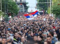 Δεκάδες χιλιάδες πολίτες βγήκαν στους δρόμους του Βελιγραδίου με το σύνθημα «Η Σερβία ενάντια στη βία» Δεκάδες χιλιάδες πολίτες βγήκαν στους δρόμους του Βελιγραδίου με το σύνθημα «Η Σερβία ενάντια στη βία»