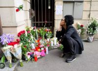 Λουλούδια και κεριά μπροστά από το σπίτι της Τέρνερ