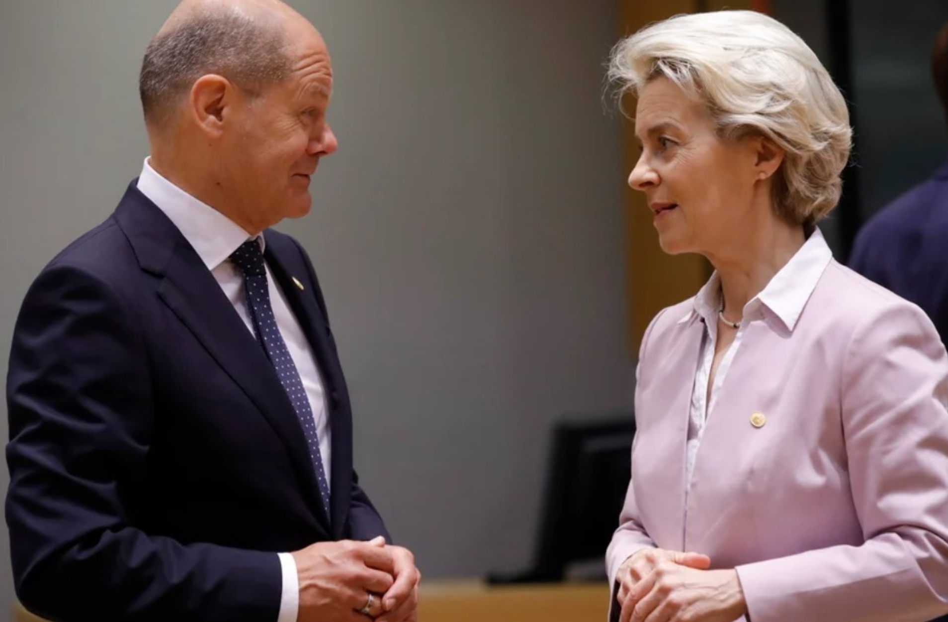 Φον ντερ Λάιεν – Σολτς: Ανάγκη για μαζικότερη παραγωγή ημιαγωγών φυσικού αερίου