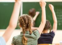 Έκκληση γονέων σε δημάρχους: “Απαγορεύστε τα βρώσιμα κεράσματα στα σχολεία, κινδυνεύουν ζωές”
