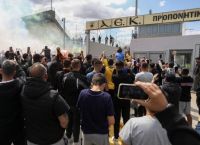 ΑΕΚ: Οπαδοί πήγαν στα Σπάτα για να αποθεώσουν τους παίκτες παρά την αναβολή του αγώνα με τον Άρη