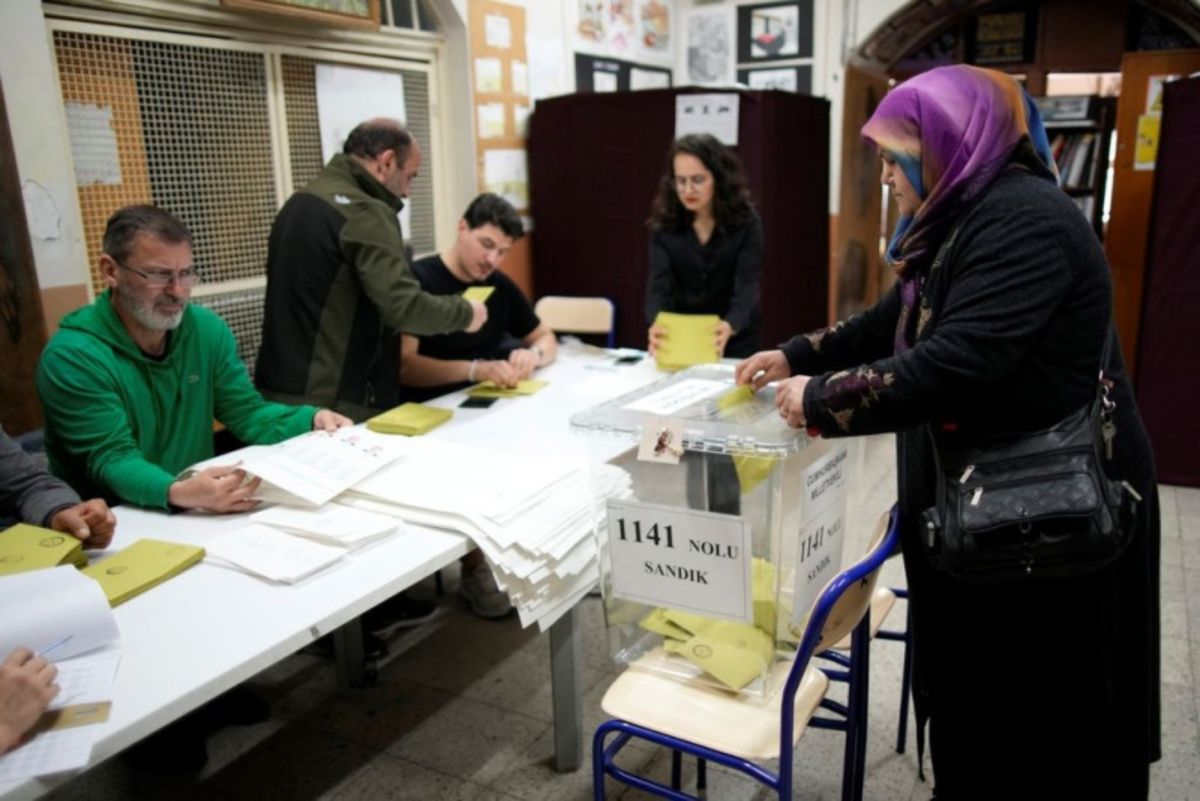 Τουρκία: Μαζική η συμμετοχή των ψηφοφόρων – Στην κόψη του ξυραφιού το αποτέλεσμα