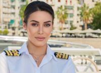 Η σέξι καπετάνισσα σε Hot πόζες στο insta με στολή και όχι μόνο