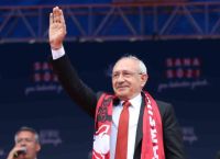 Τουρκία: Με αλεξίσφαιρο γιλέκο και φρουρούς με αυτόματα ο Κιλιτσντάρογλου