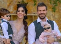 Άκης Πετρετζίκης & Κ. Παπαμιχαήλ: Βάπτισαν την κόρη τους, το όνομα αυτής Ακυλίνα!