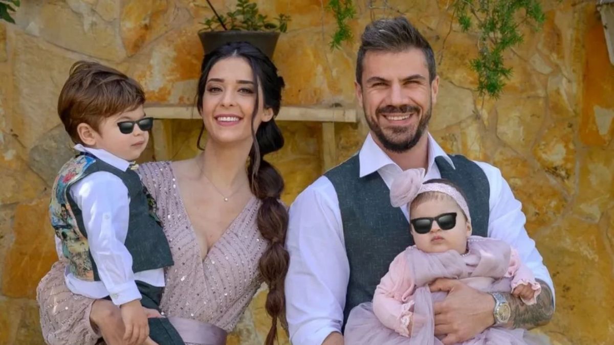 Άκης Πετρετζίκης & Κ. Παπαμιχαήλ: Βάπτισαν την κόρη τους, το όνομα αυτής Ακυλίνα!
